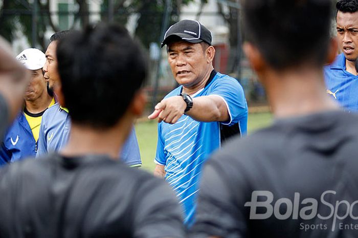  Pelatih PSIS Semarang Subangkit memberi instruksi ke pemain saat memimpin latihan di Akademi Sepak Bola PSIS di Semarang. 