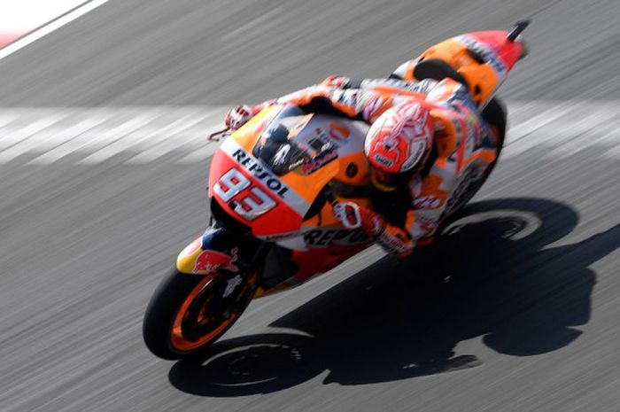 Aksi Marc Marquez di Autodromo Termas de Rio Hondo saat menjalani sesi latihan bebas MotoGP Argentina, Jumat (6/4/2018).