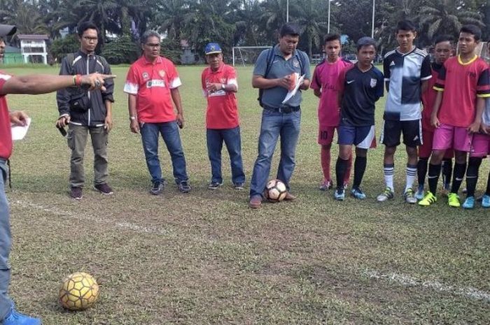 Pelatih Timnas Indonesia, Fakhri Husaini, memantau langsung seleksi timmas di Medan.