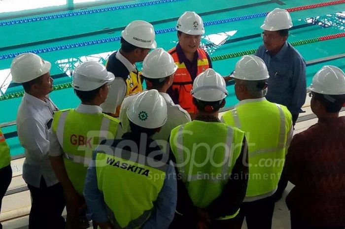 Wakil Presiden Jusuf Kalla meninjau langsung progres renovasi area Gelora Bung Karno, Senayan, Jakarta, Selasa (3/10/2017).