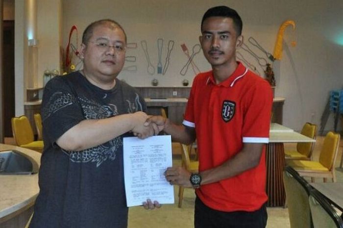 Taufik Hidayat resmi membela Bali United untuk satu musim kedepan.