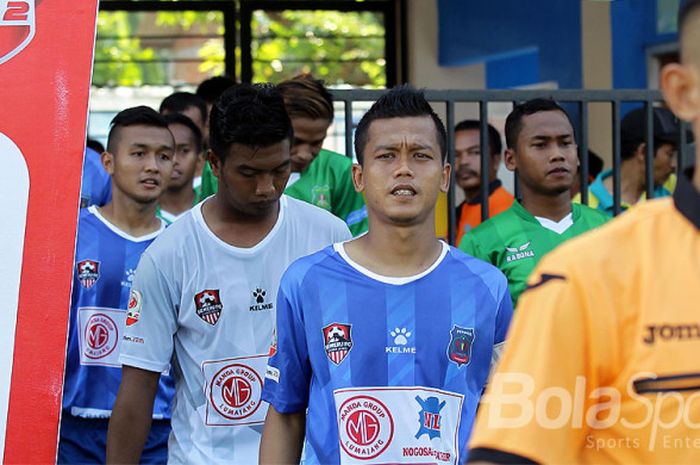 Penyerang Persigo Semeru FC, Reza Mustofa Andriansyah, memasuki lapangan menjelang dimulainya laga lanjutan Liga 2 melawan Persekap Kota Pasuruan di Stadion Untung Suropati Pasuruan, Jawa Timur, Senin (22/05/2017) sore.