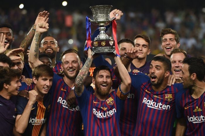 Para pemain Barcelona merayakan kemenangan atas Sevilla dalam partai Piala Super Spanyol di Grand Stade de Tanger, Minggu (12/8/2018)