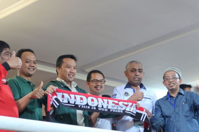 Menteri Pemuda dan Olahraga Imam Nahrawi (berbaju hijau, tengah) di tribune VVIP Gelora Delta, Sidoarjo, saat menyaksikan laga timnas U-19 Indonesia kontra Thailand, Senin (9/7/2018).