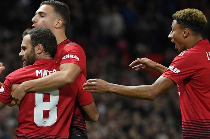 Selebrasi gelandang Manchester United, Juan Mata (kiri), seusai mencetak gol ke gawang Derby County dalam laga ronde ke-3 Piala Liga Inggris 2018-2019 di Stadion Old Trafford, Manchester, Inggris, pada Selasa (25/9/2018).