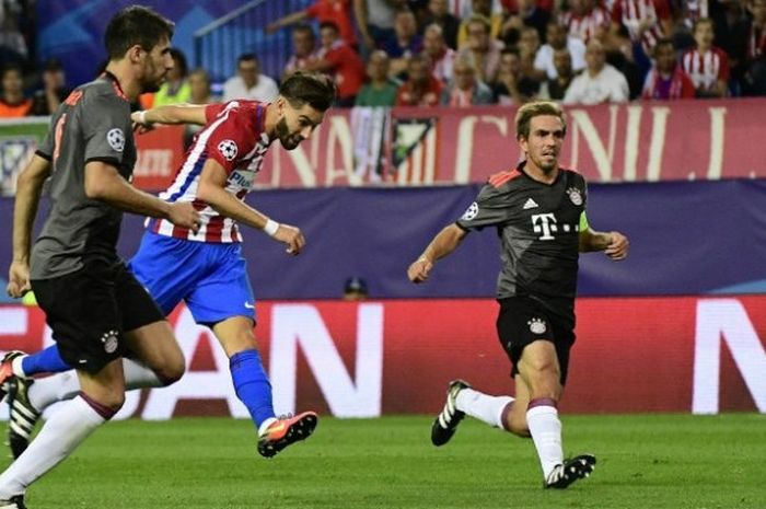 Gelandang Atletico Madrid, Yannick Carrasco, saat menjebol gawang Bayern Muenchen pada laga kedua penyisihan grup Liga Champions, Rabu (28/9/2016)