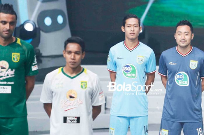 Otavio Dutra (paling kiri) bersama pemain Persebaya lainnya, Misbakus Solihin (kedua dari kiri) dan duet Persela Lamongan, Birul Walidain (ketiga dari kiri) serta Shohei Matsunaga (paling kanan) dalam acara peluncuran Liga 1 2018 di Studio 5 Indosiar, Senin (19/3/2018)