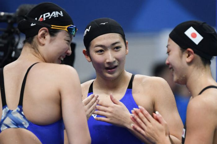 Para perenang Jepang beraksi dalam nomor medley relay 4x100 meter putri di Stadion Akuatik, Kamis (23/8/2018)