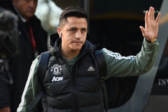 Penyerang Manchester United, Alexis Sanchez, tiba di Stadion John Smith's, Huddersfield, Inggris, menjelang laga babak kelima Piala FA kontra Huddersfield Town pada 17 Februari 2018.