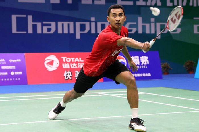 Pebulu tangkis tunggal putra Indonesia, Tommy Sugiarto, saat menjalani pertandingan melawan Kalle Koljonen (Finlandia) pada babak kedua Kejuaraan Dunia 2018 yang berlangsung di Nanjing Olympic Sports Centre, Nanjing, China, Selasa (31/7/2018).