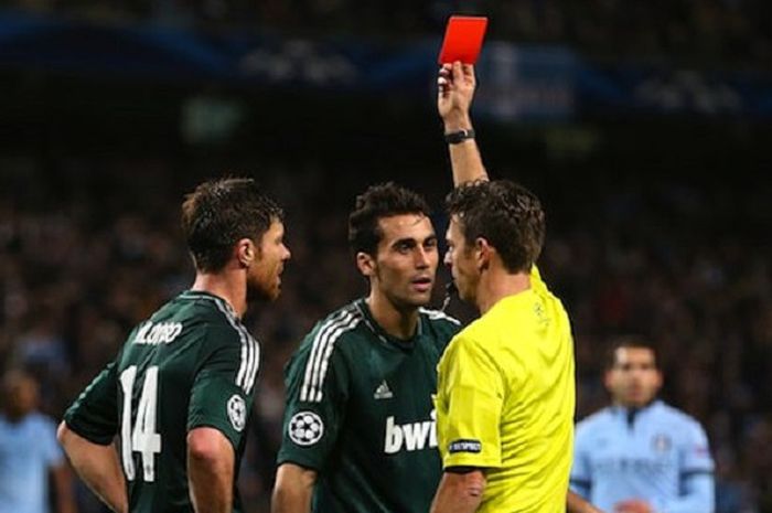 Mantan bek Real Madrid, Alvaro Arbeloa (tengah), kerap menjadi langganan mendapatkan kartu peringatan dari pengadil lapangan.