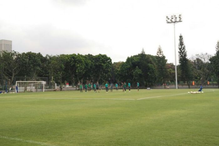 Suasana latihan Timnas U-23 Indonesia di Lapangan A, Kompleks Gelora Bung Karno (GBK), Senayan, Jakarta, Senin (15/1/2018) siang WIB.