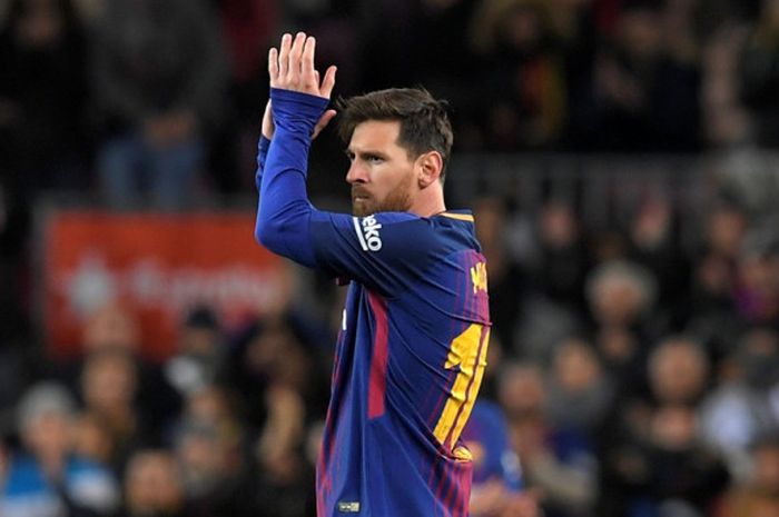 Megabintang FC Barcelona, Lionel Messi, bertepuk tangan saat meninggalkan lapangan dalam laga leg kedua babak 16 besar Copa del Rey kontra Celta Vigo di Stadion Camp Nou, Barcelona, Spanyol, pada 11 Januari 2018.