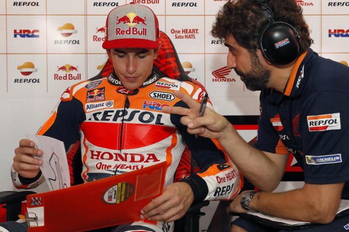 Marc Marquez sedang berdiskusi dengan kepala krunya, Santi Hernandez.