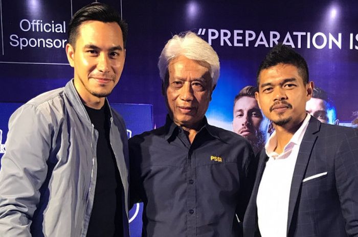 Darius Sinathrya (kiri) berpose bersama Direktur Teknik PSSI, Danurwindo (tengah) dan Brand Ambassador Nivea Men, Bambang Pamungkas (kanan), dalam sesi konferensi pers Liga Nivea TopSkor U-16 di Ciputra Artpreneur, Mal Lotte Shopping Avenue, Kuningan, Jakarta Selatan, Selasa (30/1/2018).