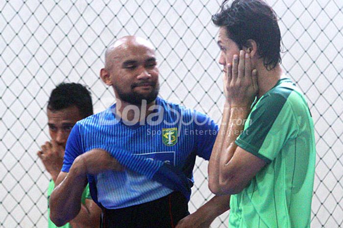 Mantan kiper Bali United, Alfonsius Kelvan (kiri) berdialog dengan penyerang Persebaya, Rishadi Fauzi usai latihan di lapangan futsal Bhaskara, Kamis (4/1/2017).