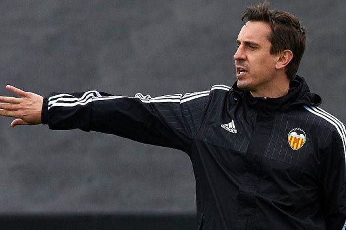 Pelatih Valencia, Gary Neville, memberikan instruksi kepada para pemainnya dalam sesi latihan Valencia di Paterna Training Centre, Valencia, Spanyol, pada 9 Februari 2016 jelang pertandingan leg kedua babak semifinal Copa del Rey menghadapi Barcelona.