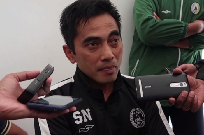 Pelatih PSS Sleman, Seto Nurdiantoro saat ditanya wartawan dalam sesi jumpa pers sebelum laga timnya