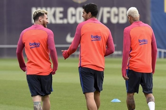 Tiga penyerang andalan FC Barcelona, Lionel Messi (kiri), Luis Suarez (tengah), dan Neymar, menjalani sesi latihan klub di Sant Joan Despi, 20 September 2016.