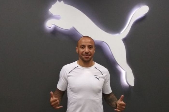 Gelandang anyar Borneo FC, Julien Faubert, berpose seusai sesi wawancara eksklusif bersama BolaSport.com di kantor Puma Indonesia, kawasan Mega Kuningan, Jakarta, Jumat (19/1/2018).