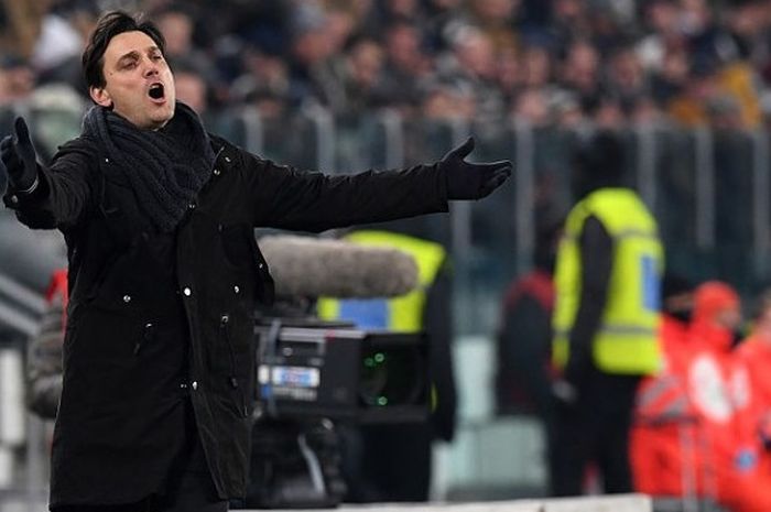 Reaksi pelatih AC Milan, Vincenzo Montella, dalam laga Piala Italia lawan Juventus di Stadion Juventus, Turin, 25 Januari 2017.