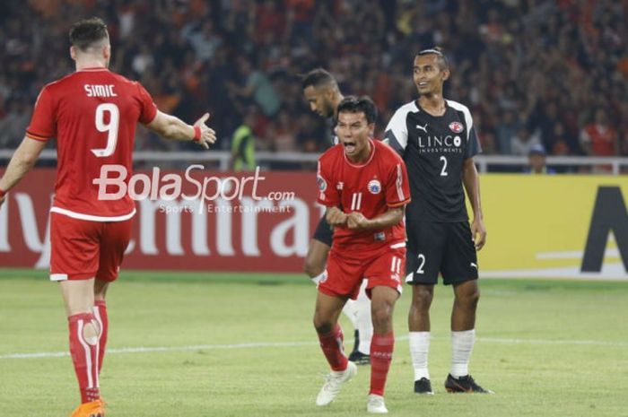 Striker Persija, Marko Simic, merayakan gol ke gawang Home United bersama Novri Setiawan pada laga P