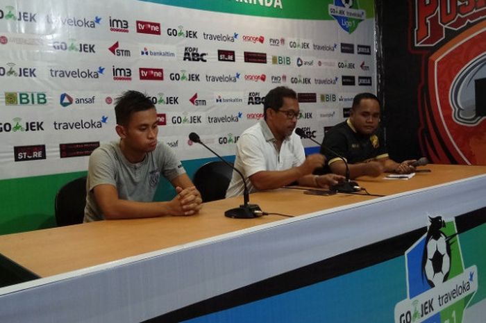 Pelatih Persela Aji Santoso dan pemainnya Agung Pribadi saat konferensi pers usai laga kontra Borneo FC di Stadion Segiri, Samarinda, Kalimantan Timur, Kamis (19/10/2017).