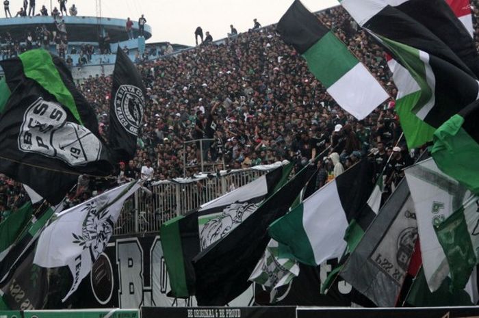 Suporter PSS Sleman, Brigata Curva Sud (BCS), memadati Stadion Maguwoharjo, Sleman, saat timnya menghadapi Persita Tangerang dalam lanjutan Grup B Indonesia Soccer Championship (ISC) B, Minggu (16/10/2016).