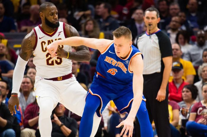 Pemain New York Knicks, Kristaps Porzingis (jersey biru), dijaga pebasket bintang Cleveland Cavaliers, LeBron James, pada laga musim reguler NBA di Quicken Loans Arena, Cleveland, Ohio, Amerika Serikat, Minggu (29/10/2017) malam waktu setempat.