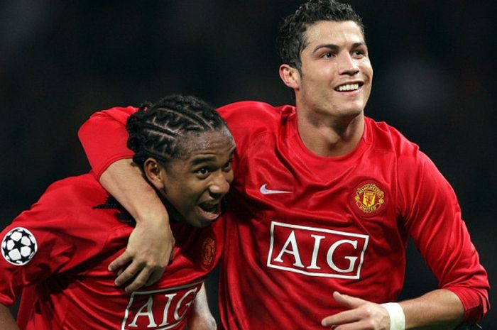 Anderson (kiri) dan Cristiano Ronaldo dalam partai Liga Champions antara Manchester United lawan Sporting CP di Old Trafford, 27 November 2007.