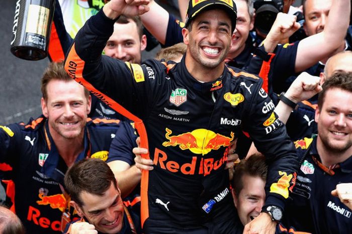  Pebalap Red Bull Racing, Daniel Ricciardo, merayakan keberhasilannya memenangi balapan seri keenam GP Monaco yang berlangsung di Circuit de Monaco, Monte Carlo, Monako, Minggu (27/5/2018). 