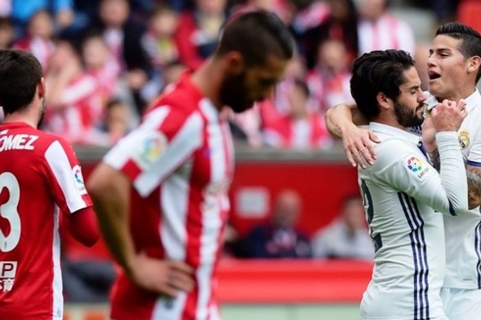 Gelandang Real Madrid, Isco, merayakan gol bersama rekannya, James Rodriguez (kanan), setelah mencetak gol ke gawang Sporting Gijon di  El Molinon Stadium pada 15 April 2017. 
