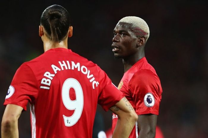 Pemain Manchester United, Zlatan Ibrahimovic (kiri) dan Paul Pogba, beraksi dalam pertandingan Premier League kontra Southampton di Old Trafford, Manchester, Inggris, 19 Agustus 2016.