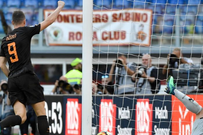 Penyerang AS Roma, Edin Dzeko, melakukan selebrasi setelah mencetak gol ke gawang Chievo pada laga lanjutan Liga Italia di Stadion Olimpico, Sabtu (28/4/2018) malam WIB.
