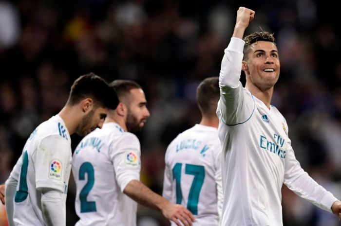 Megabintang Real Madrid, Cristiano Ronaldo (kanan), merayakan golnya ke gawang Girona dalam laga Liga Spanyol di Stadion Santiago Bernabeu, Madrid, pada 18 Maret 2018. 