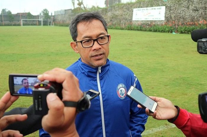 Pelatih Arema FC, Aji Santoso, saat meladeni pertanyaan wartawan usai memimpin latihan di lapangan Agrokusuma, Kota Batu, (4/4/2017).