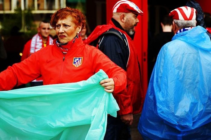 Seorang fans wanita Atletico Madrid besiap emnyaksikan timnya bertanding melawan Malaga pada 23 April 2016
