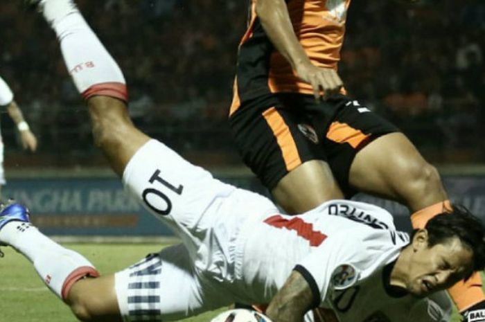 Penyerang Bali United, Irfan Bachdim, terjatuh saat menghadapi Chiangrai United dalam penyisihan putaran kedua Liga Champions Asia