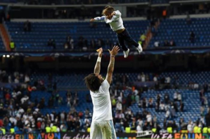 Marcelo Vieira yang mengangkat tinggi-tinggi anaknya saat perayaan kemenangan Real Madrid di Santiago Bernabeau