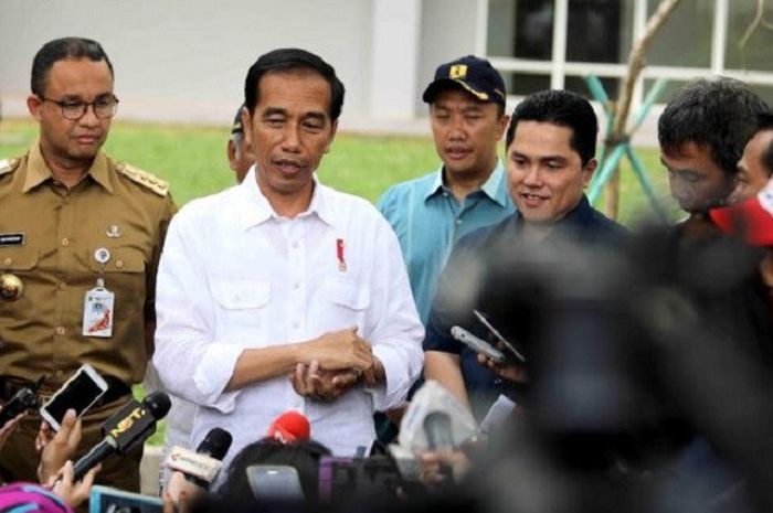 Presiden Joko Widodo (kedua kiri) didampingi Menpora, Imam Nahrawi (ketiga kiri), Ketua Inasgoc, Eri