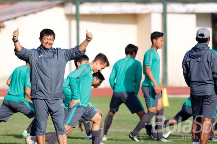 Pelatih Indra Sjafri saat pimpin latihan timnas U-19 di Lapangan UNY, Yogyakarta untuk persiapan tim nasional U-19 sudah memasuki tahap akhir sebelum berlaga di Piala AFF U-18 di Myanmar, September mendatang. (22/8/2017)