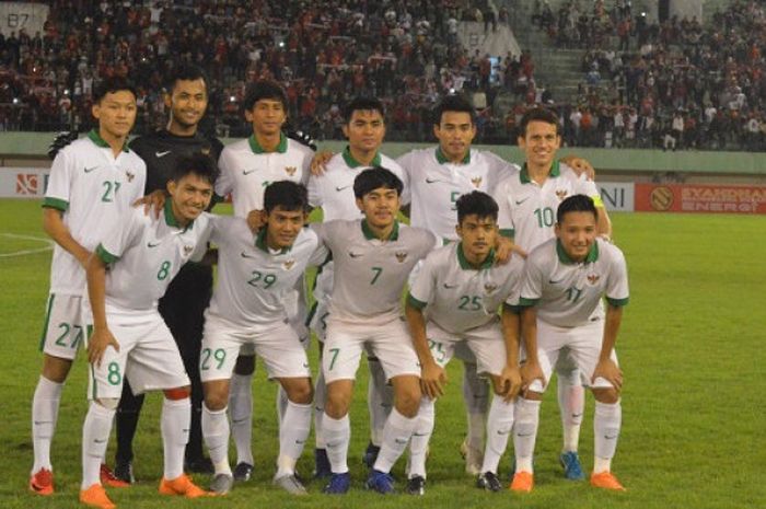 Para pemain Timnas U-19 Indonesia pose bersama sebelum melakoni uji coba kontra tuan rumah Persis Solo di Stadion Manahan, Senin (28/5/2018).  