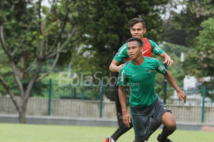 Duo pemain Timnas U-23 Indonesia, Rezaldi Hehanusa (belakang) dan Osvaldo Haay saat jadi bagian game internal di Lapangan ABC, Senayan, Jakarta Pusat, Minggu (21/1/2018)