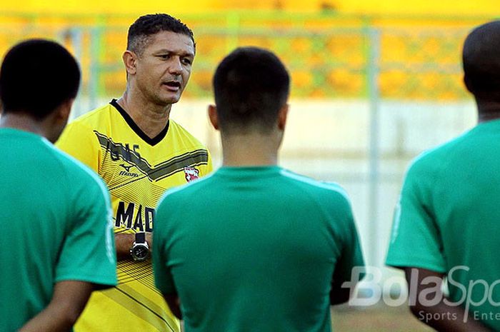Pelatih Madura United, Gomes de Oliveira, memberi arahan kepada pemainnya dalam latihan rutin di Stadion Gelora Bangkalan, Jawa Timur (24/08/2017) Kamis sore.