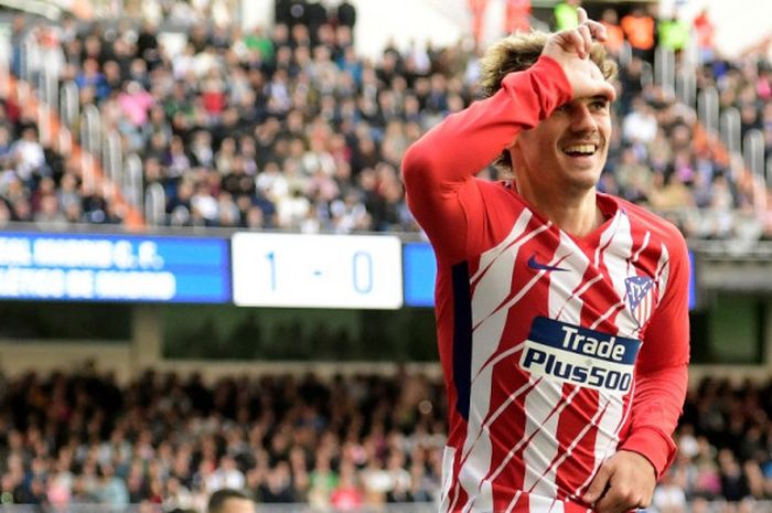 Penyerang Atletico Madrid, Antoine Griezmann, merayakan golnya ke gawang Real Madrid dalam laga Liga Spanyol di Stadion Santiago Bernabeu, Madrid pada 8 April 2018. 