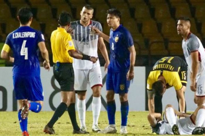 Bek timnas Filipina, Alvaro Silva (putih kiri) melakukan protes kepada wasit saat laga kontra Thailand di Stadion Panaad, Rabu (21/11/2018).