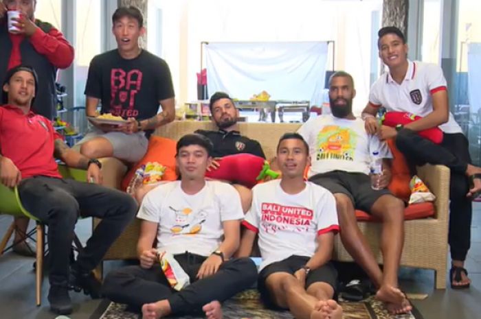 para pemain Bali United menyaksikan video pemilihan 