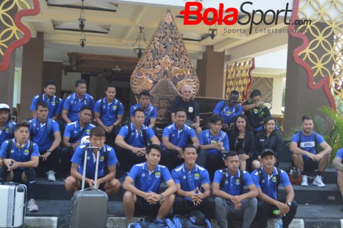 Para pemain Persib Bandung berpose bersama sebelum meninggalkan Sleman di depan Java Village Resort, Senin (19/11/2018) pagi.  