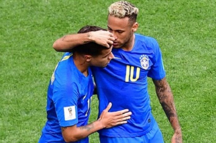 Neymar merayakan gol Philippe Coutinho ke gawang Kosta Rika pada pertandingan Grup E Piala Dunia 2018 di St. Petersburg, 22 Juni 2018. 