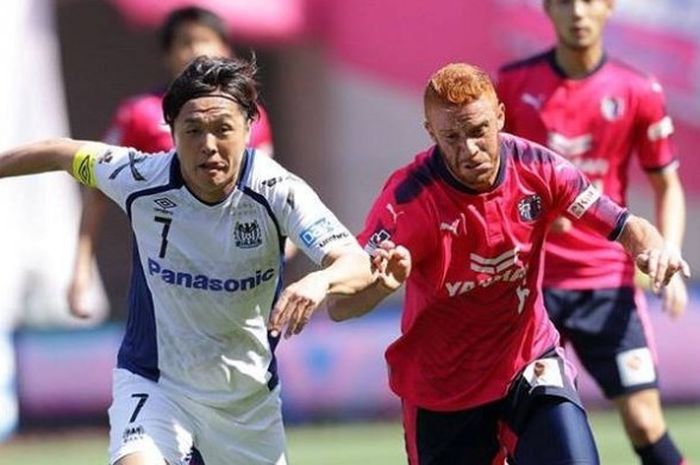 Adu lari antara gelandang Gamba Osaka, Yasuhito Endo (kiri) dan pemain tengah Cerezo Osaka, Elierce Barbosa de Souza dalam derbi Osaka pada laga J-League 2017 di Stadion Yanmar, Nagai pada 16 April 2017. 